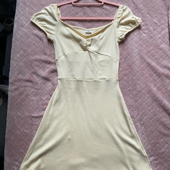 Aritzia Sunday Best dress, yellow and stretchy - Picture 2 of 5